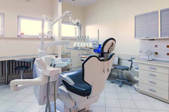 Anerkannte Zahnklinik Zahnarzt im Ausland PolenSlubice bietet preiswerte kostengünstige Zahnersatz Zahnimplantate Zahnkronen Zahnbrücken Zahnprothesen an